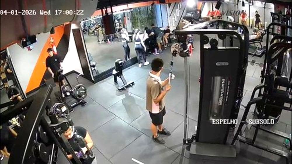 Jovem tem os dois joelhos quebrados após acidente em academia no DF