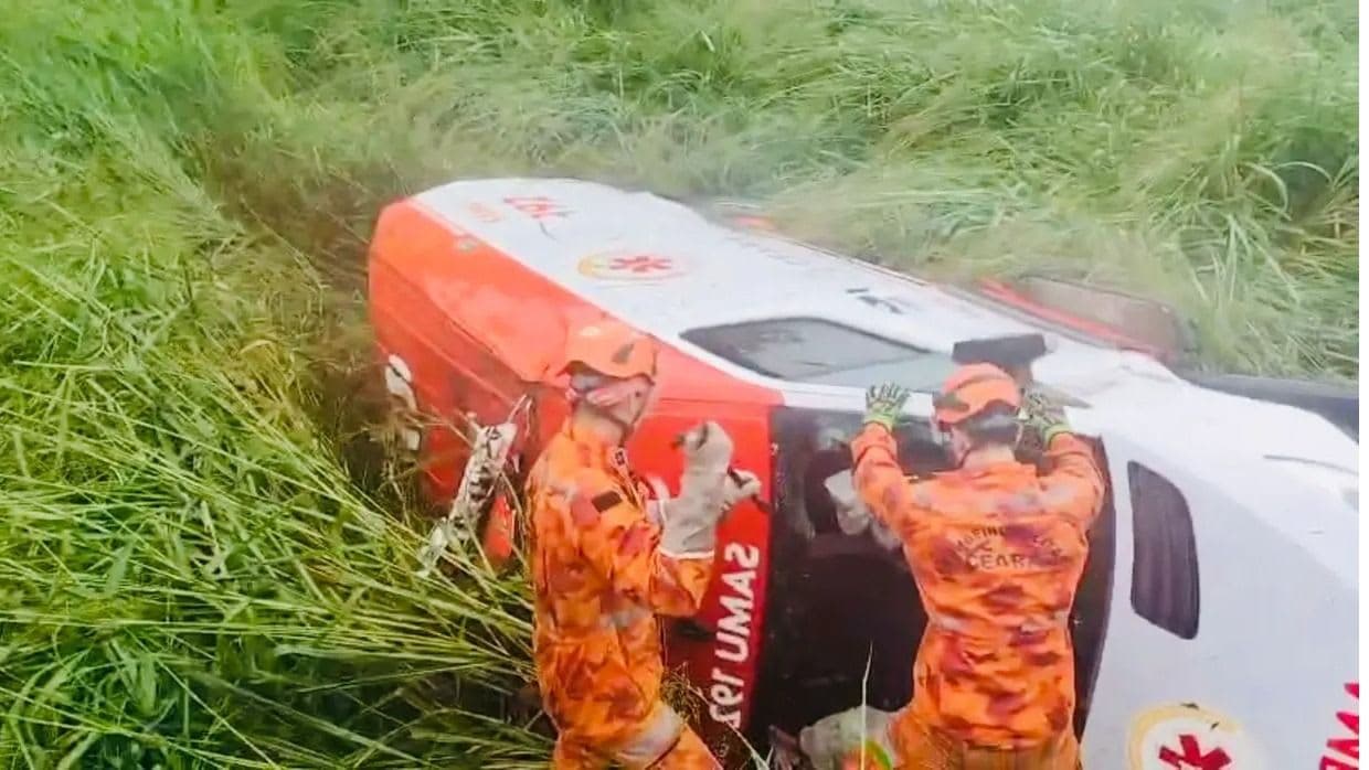 Ambulância do Samu capota a caminho