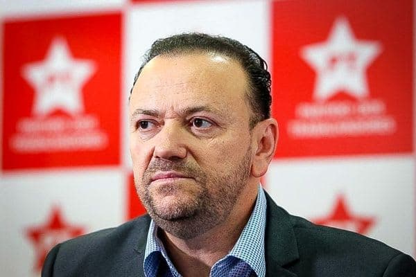 PT cometeu erro ao não assinar CPI do Master, diz Edinho Silva