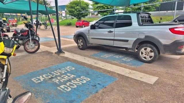 Consumidores reclamam de uso indevido de vagas preferenciais em estacionamentos de supermercados
