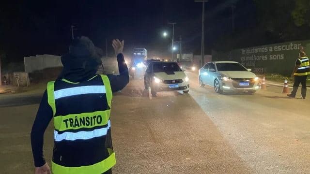 Avenida Padre Cícero registra trânsito lento devido obras do Contorno, em Crato