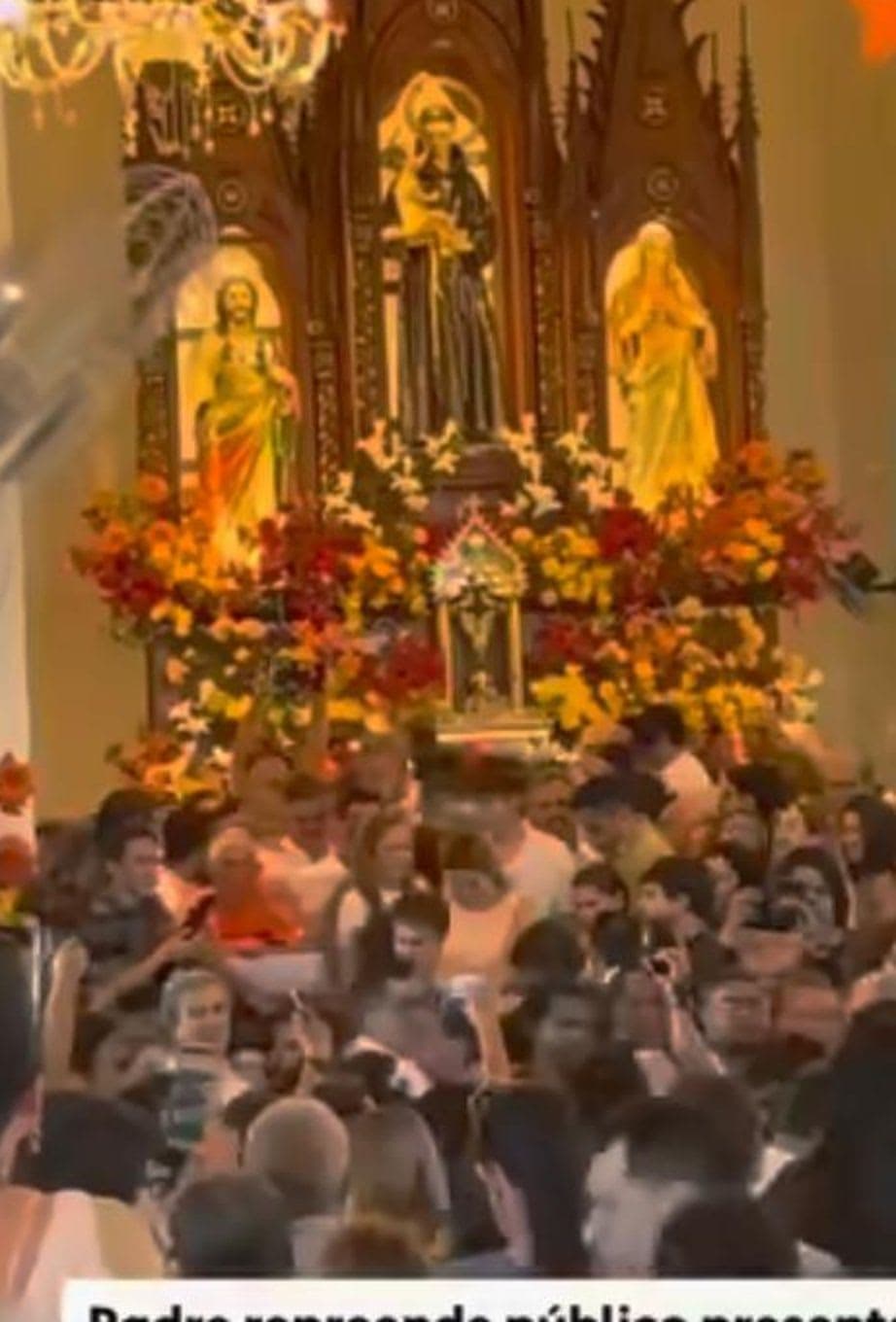 Padre interrompe celebração e faz alerta contra manifestações políticas durante missa em Barbalha