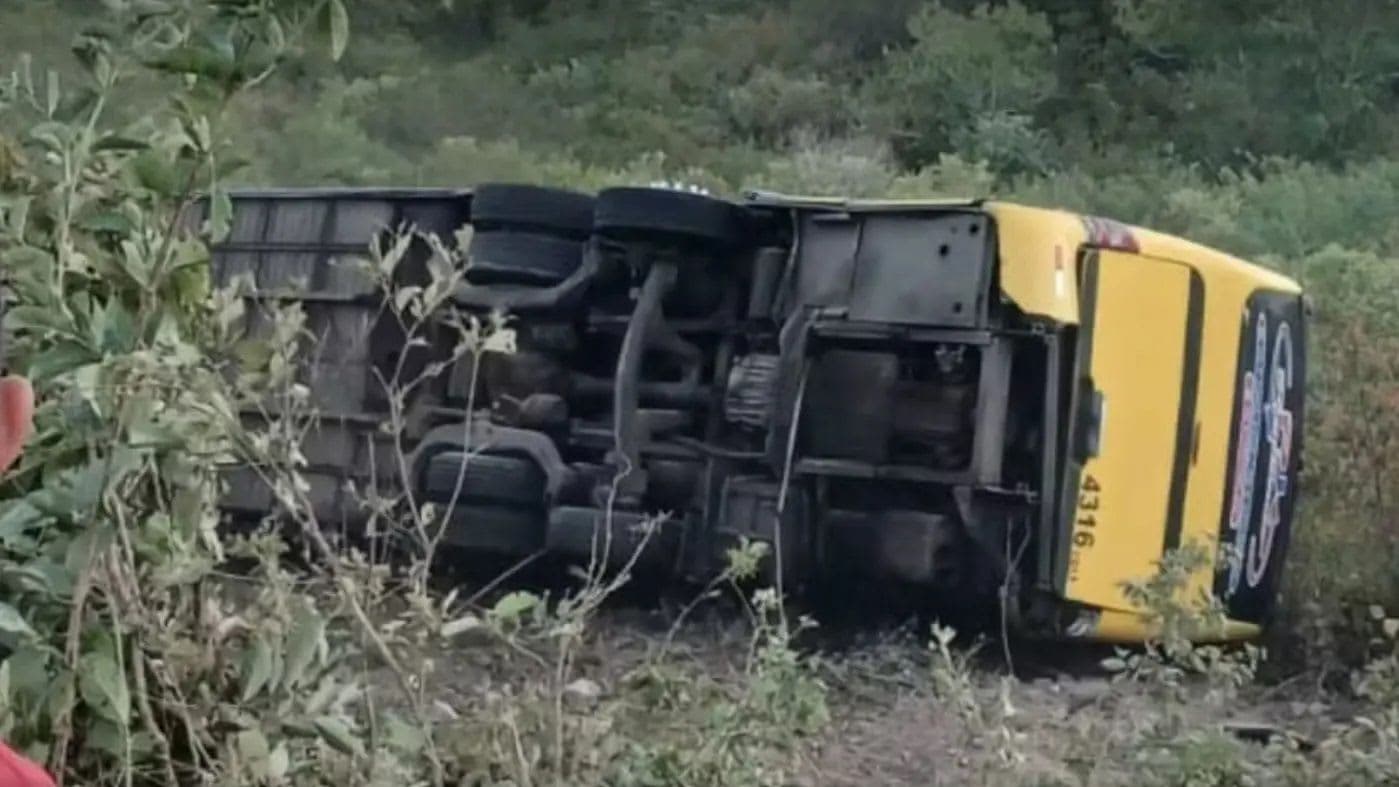 34 adultos e duas crianças são levados a hospitais após acidente com ônibus de romeiros em Canindé