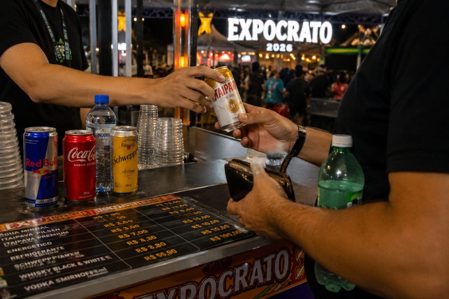 Bebidas chegam a custar até 553% mais na Expocrato 2026 e preços geram debate entre frequentadores