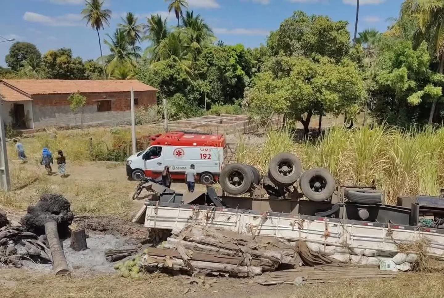 Caminhão carregado de sal capota na BR-116 em Milagres