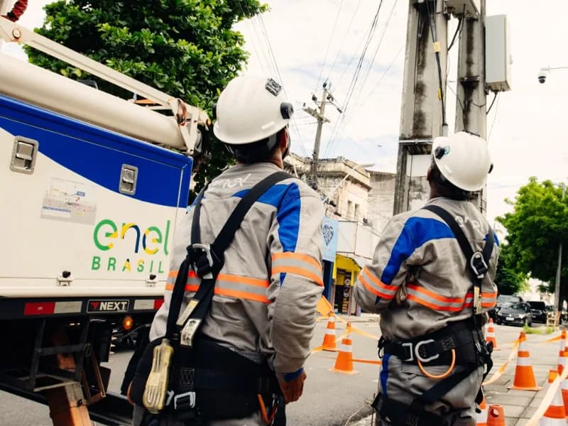 Justiça manda Enel retirar fios soltos dos postes em Juazeiro