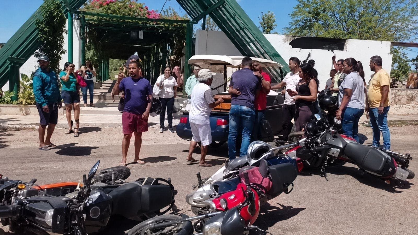 Motociclista de aplicativo é sepultado sob comoção em Juazeiro do Norte