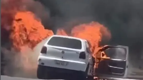 Carro pega fogo e deixa trânsito parado na Rua São Benedito, em Juazeiro
