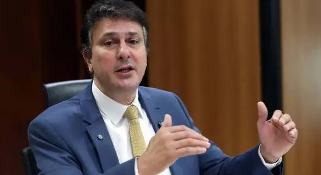 Camilo Santana acusa Flávio Bolsonaro de descumprir prazo para apresentar documentos sobre sigilos