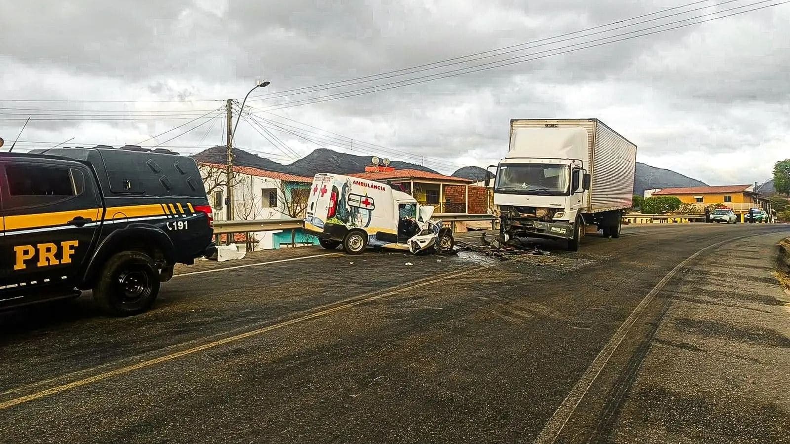 Colisão entre caminhão e ambulância deixa idosa morta e três feridos em Itapajé