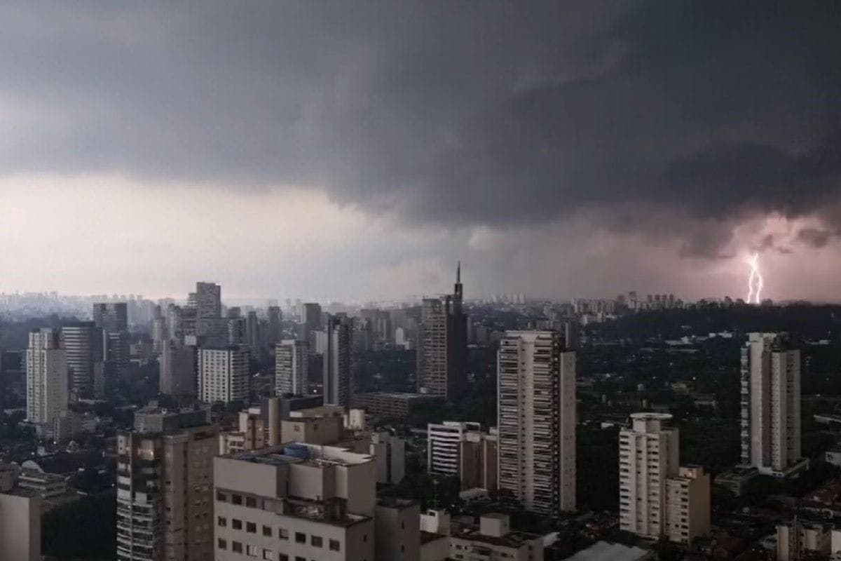 Inmet emite alerta de tempestade na maior parte do Brasil até terça