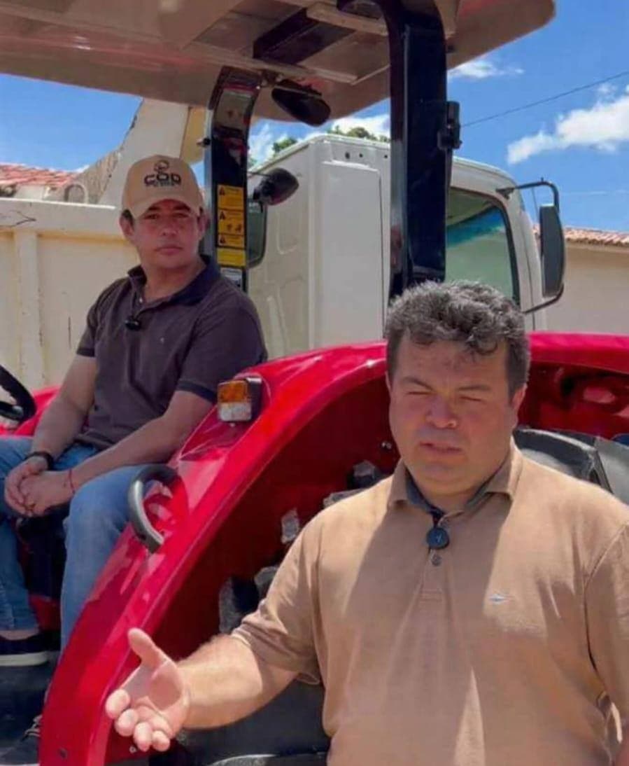 Prefeito de Santana do Cariri destaca chegada de trator agrícola para fortalecimento da agricultura