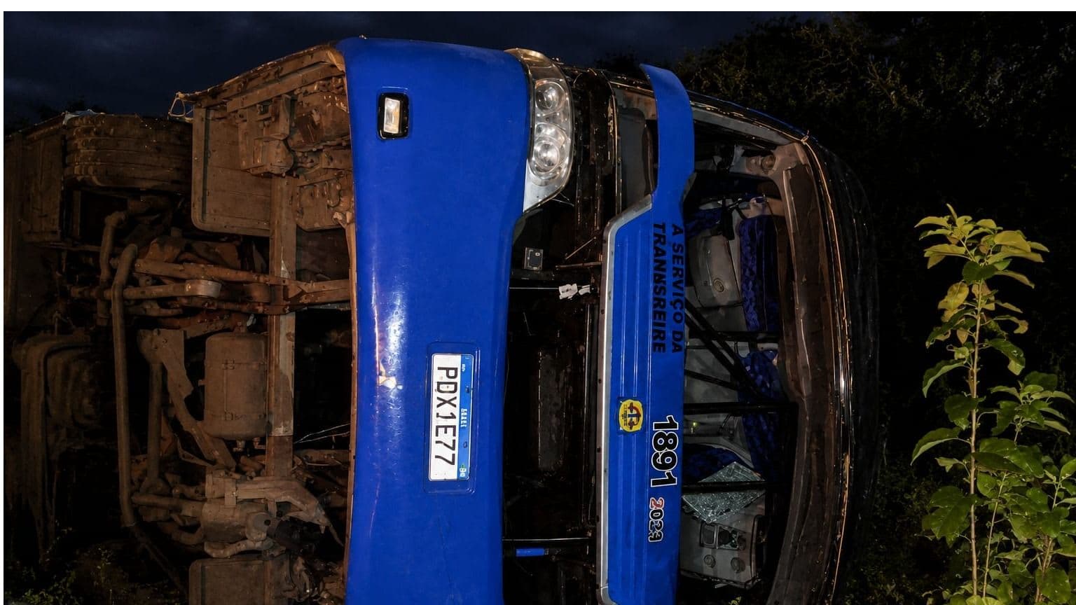 Tragédia na CE-187: ônibus com estudantes de Juazeiro do Norte capota e deixa sete mortos