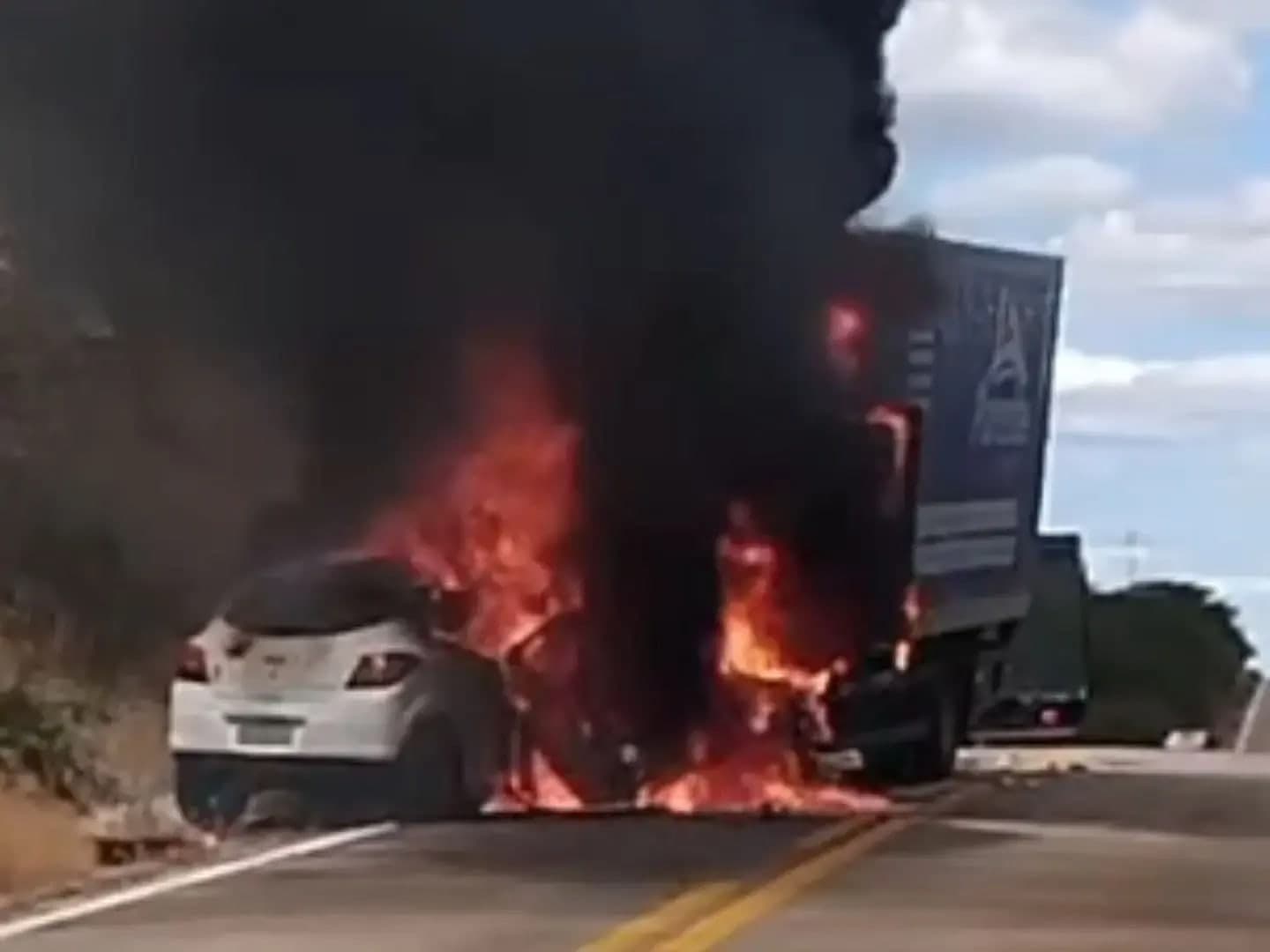 Casal morre carbonizado após colisão com caminhão na CE-187, em Tauá