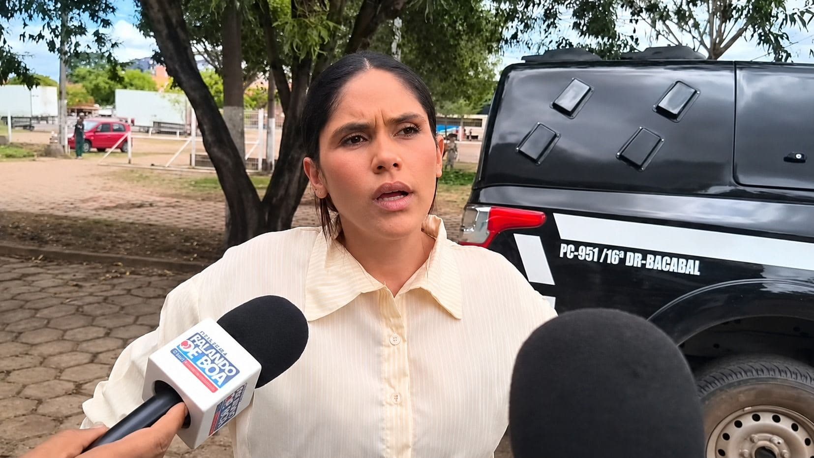 A influenciadora digital Gabi Casemiro foi conduzida à Delegacia Regional de Bacabal, no Maranhão, nesta quinta-feira (18), em cumprimento a um mandado de prisão expedido pela Justiça do Ceará.