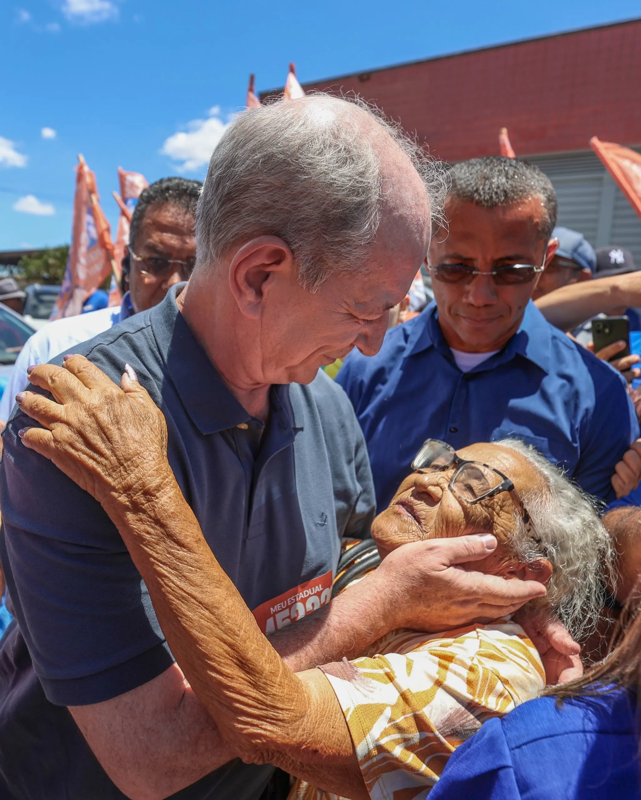 Ciro Gomes é recebido por multidão e lideranças em Assaré