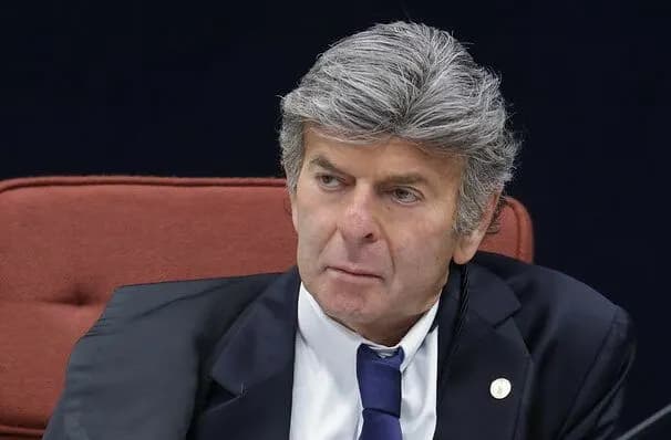 Fux retoma ordem contra posts que associam Flávio Bolsonaro a suposta retirada do título de Padroeira do Brasil