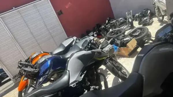 Rastreador de moto furtada leva polícia a desmanche ilegal em Fortaleza
