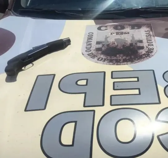 Homem é preso após arma artesanal calibre 12 ser encontrada em garagem de casa em Juazeiro do Norte